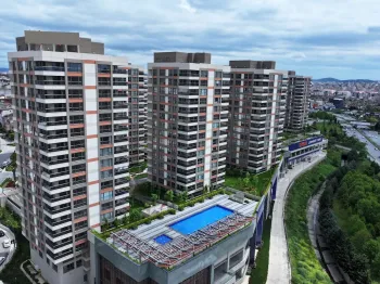 Geniş Cekmekoy daireleri, yüksek kaliteli kompleks içinde